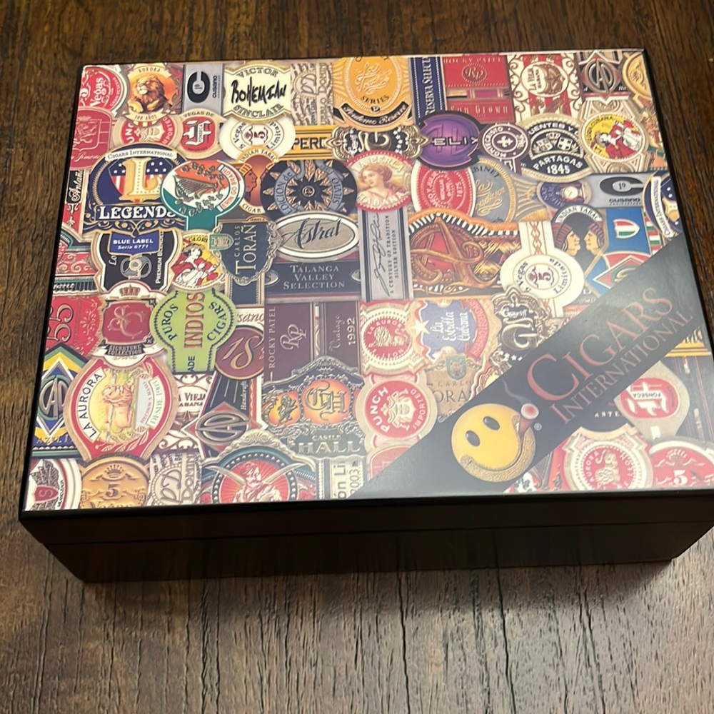 Cigar humidor